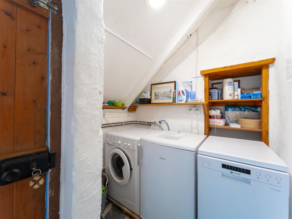 Lot: 47284 - DETACHED WELL PRESENTED THREE-BEDROOM BEACH HOUSE IN IDYLLIC LOCATION - Utility area and rear entrance